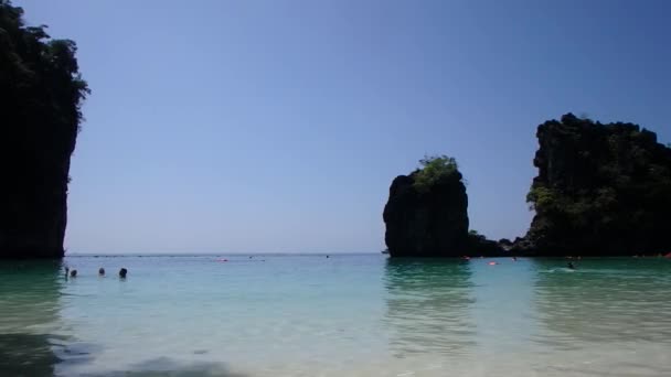 美丽的海岸线的泰国。岩石，沙滩大海. — 图库视频影像
