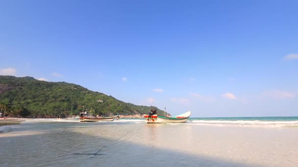 Wunderschöner thailändischer Strand. blauer Himmel über wilder Insel in Thailand — Stockvideo
