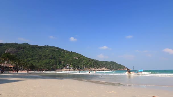 Linda praia tailandesa. Céu azul sobre a ilha selvagem na Tailândia — Vídeo de Stock