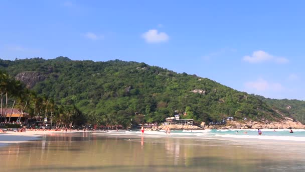 Linda praia tailandesa. Céu azul sobre a ilha selvagem na Tailândia — Vídeo de Stock