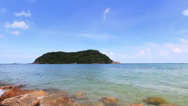 Mae Head Beach at Phangan Island. View of Koh Ma. — Stock Video