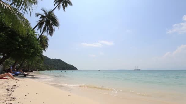 Tropisches Paradies in Thailand mit Palmen am Strand. schöne sandige strände von thailand. — Stockvideo