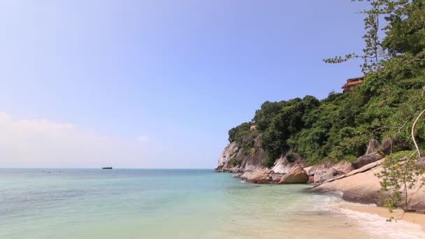 Tropisch paradijs in Thailand met palmbomen op het strand. Prachtige zandstranden van Thailand. — Stockvideo