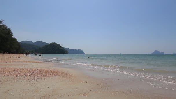Krásné thajské pláže. Modrá obloha nad divoký ostrov v Thajsku — Stock video