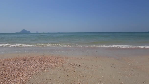 Hermosa playa tailandesa. Cielo azul sobre la isla salvaje en Tailandia — Vídeos de Stock