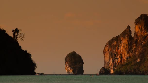 Vacker susnset/soluppgång ljus på Phi Phi island, Thailand. Klippiga kustlinjen vid thailändska öar. — Stockvideo