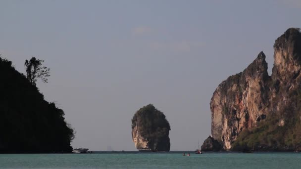 Hermosa susnset / luz del amanecer en la isla Phi Phi, Tailandia. Línea costera rocosa en las islas tailandesas . — Vídeos de Stock