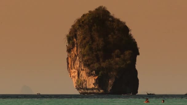 Krásná susnset/východ slunce světlo na Phi Phi island, Thajsko. Skalnaté pobřeží na thajských ostrovech. — Stock video