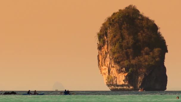 Thailand / Phi Phi Island / datum 02142016. Vacker susnset/soluppgång ljus på Phi Phi island, Thailand. Klippiga kustlinjen vid thailändska öar. — Stockvideo