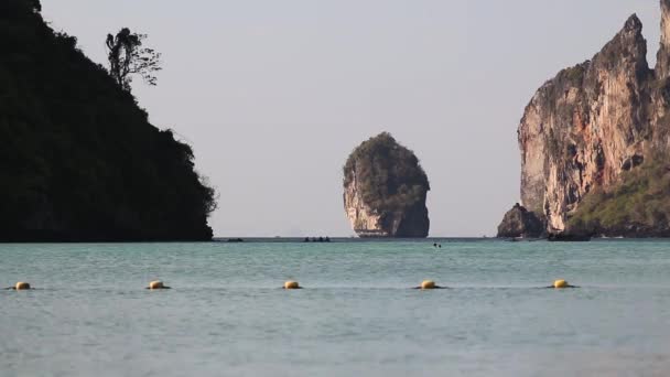 Línea costera rocosa en las islas tailandesas . — Vídeos de Stock