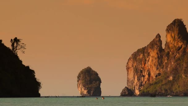 Ταϊλάνδη / νησιά Phi Phi / ημερομηνία 02142016. Όμορφη susnset/Ανατολή του ηλίου φως στο νησί Phi Phi, Ταϊλάνδη. Βραχώδη ακτή γραμμή στα νησιά της Ταϊλάνδης. — Αρχείο Βίντεο