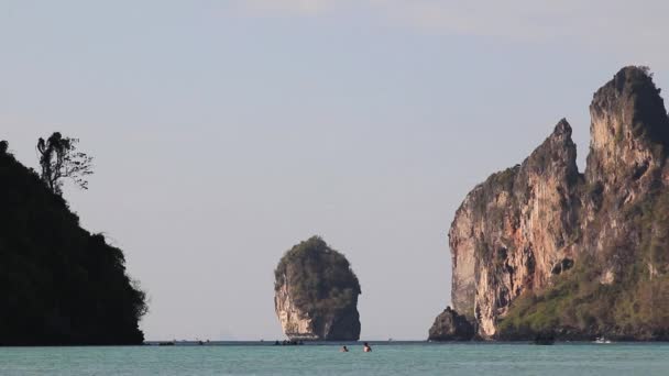 Klippiga kustlinjen vid thailändska öar. — Stockvideo