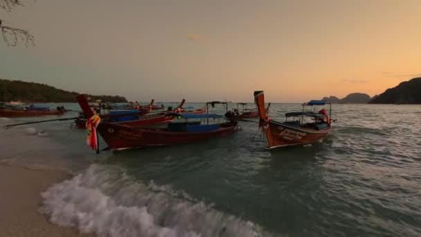 Vissersboten geparkeerd op het strand. — Stockvideo