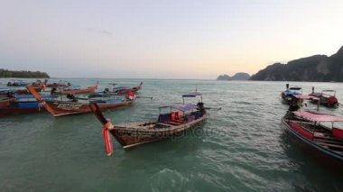 balıkçı tekneleri sahilde Park.