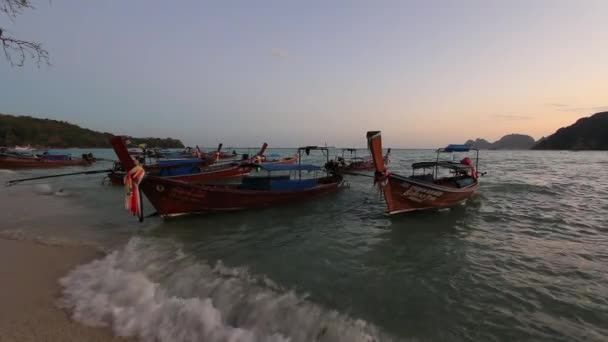 Rybářské lodě zaparkován na pláži. — Stock video