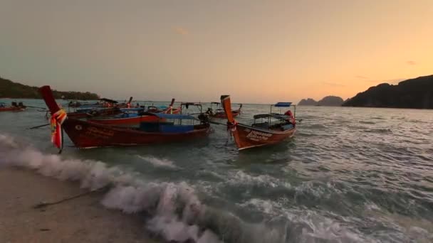 Barche da pesca Parcheggiate sulla spiaggia . — Video Stock