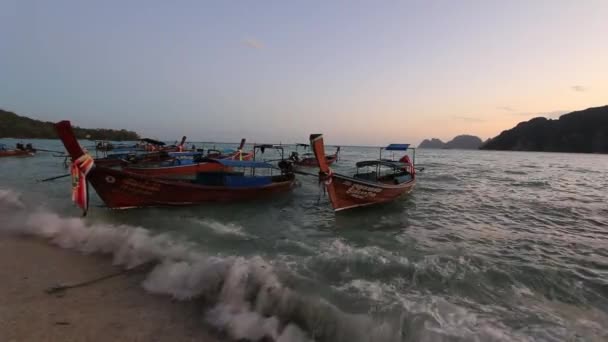 Vissersboten geparkeerd op het strand. — Stockvideo