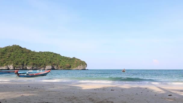 Bateaux de pêche garés sur la plage . — Video