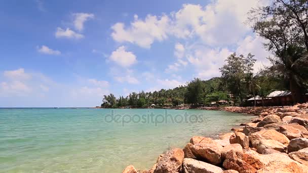 Vackra thailändska beach. Blå himmel över vilda ön i Thailand — Stockvideo