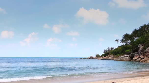 Wunderschöner thailändischer Strand. blauer Himmel über wilder Insel in Thailand — Stockvideo