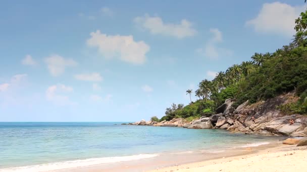 Güzel bir Tay plaj. Tayland vahşi ada üzerinde mavi gökyüzü — Stok video