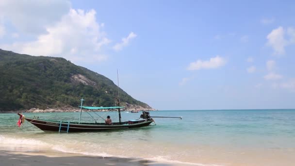 Mooie Thaise strand. Blauwe hemel over wild eiland in Thailand — Stockvideo
