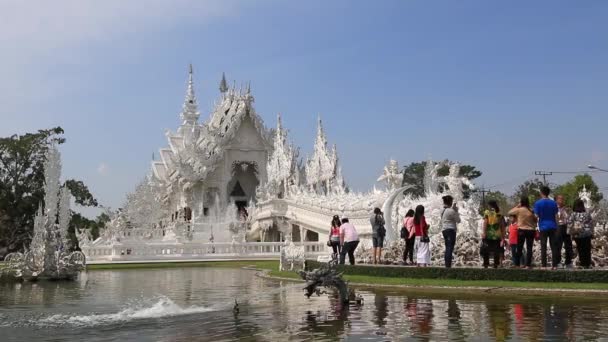 Wunderschöner weißer Tempel in Chaing Rai, Thailand — Stockvideo