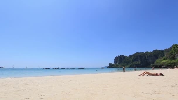 Hermosa playa tailandesa. Railay Beach cerca de Krabi. Imágenes Full HD . — Vídeos de Stock