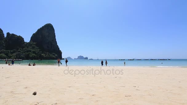 Güzel bir Tay plaj. Railay Beach yakınındaki Krabi. Tam Hd ayak. — Stok video