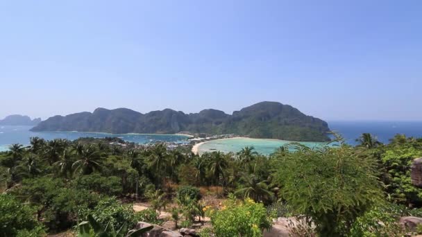 Hermosa playa tailandesa en Phi Phi Island . — Vídeo de stock