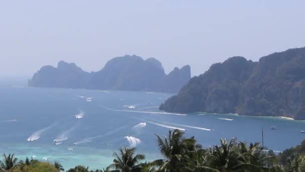 Hermosa bahía tailandesa en Phi Phi Island . — Vídeo de stock