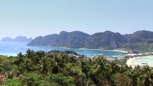 Hermosa playa tailandesa en la isla Phi Phi. Vista desde el punto de vista en la isla Phi Phi . — Vídeo de stock