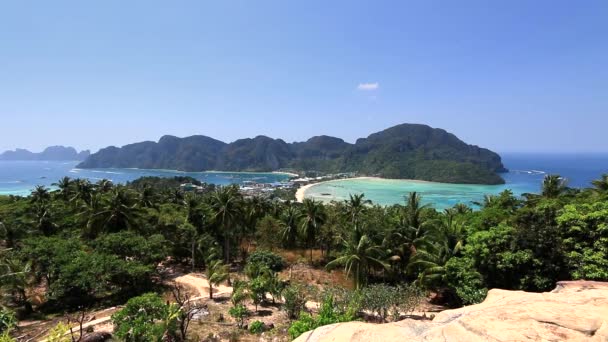 Hermosa playa tailandesa en la isla Phi Phi. Vista desde el punto de vista en la isla Phi Phi . — Vídeo de stock