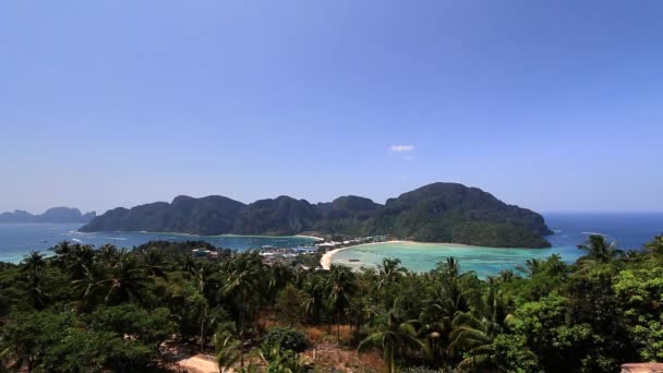 Vackra thailändska stranden på Phi Phi Island. Visa från View Point på Phi Phi island. — Stockvideo