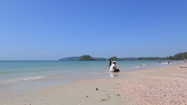 Hermosa playa tailandesa . — Vídeos de Stock