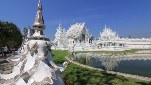 Wunderschöner weißer Tempel in Chaing Rai, Thailand — Stockvideo