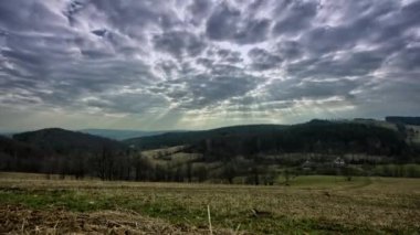 Polonya / Sanok yakınındaki çayır / Tarih - 02102015. Çayır, Doğu Avrupa'da, bulutlar gökyüzünde hareket. Tam Hd Hdr zaman atlamalı görüntüleri. Avrupa peyzaj güzelliği.
