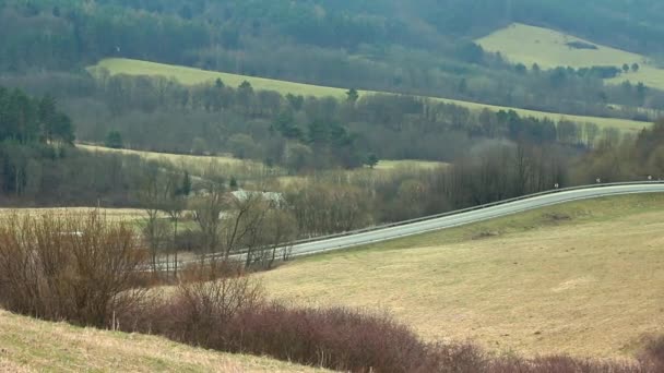 . Carros na estrada sinuosa — Vídeo de Stock