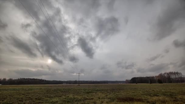 Prado na Europa Oriental, nuvens a moverem-se no céu . — Vídeo de Stock