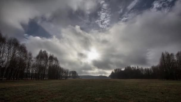 Prado na Europa Oriental, nuvens a moverem-se no céu . — Vídeo de Stock
