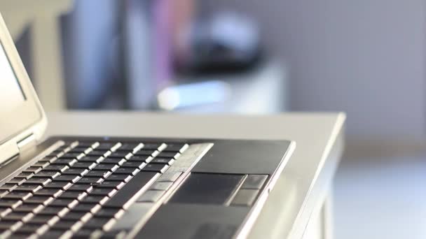 Persona escribiendo en el teclado del ordenador portátil. — Vídeos de Stock