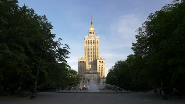 宫殿的文化和科学在华沙在一天的灯光。到画面. — 图库视频影像