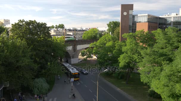 Улицы Варшавы в середине дня . — стоковое видео