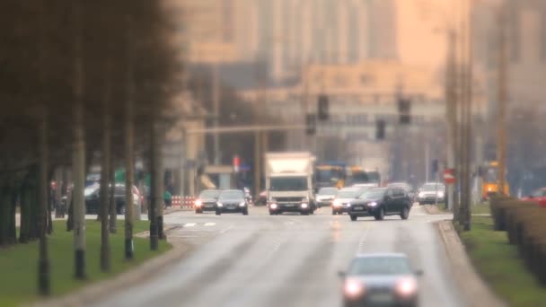 Regelmäßiger Verkehr auf Warschaus Straßen. — Stockvideo