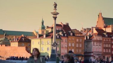 Varşova'nın eski şehir güzel sıcak güneşin altında mimarisinde.