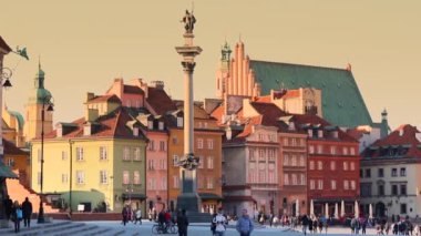 Varşova mimarisinde sıcak günbatımı ışığı.