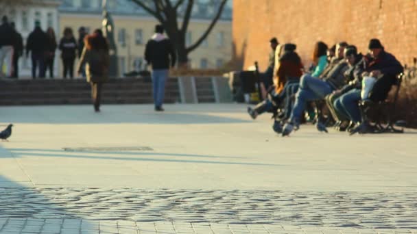 Des gens méconnaissables dans la rue. — Video