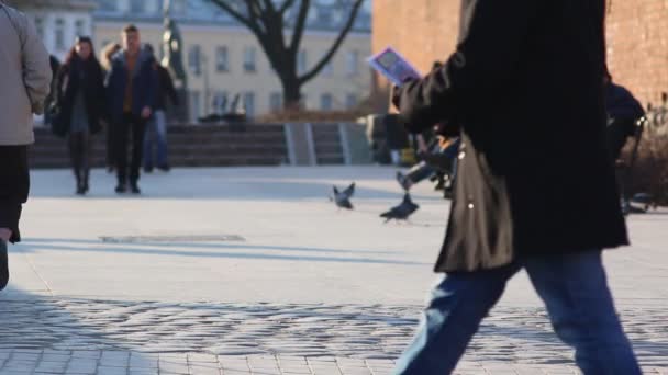 Unerkennbare Menschen auf der Straße. — Stockvideo