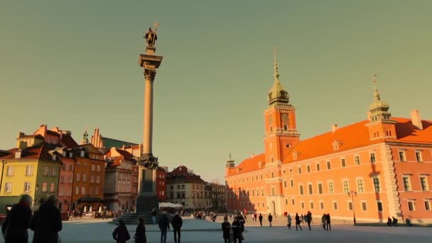 Architecture sur la vieille ville de Varsovie sous un beau soleil chaud . — Video