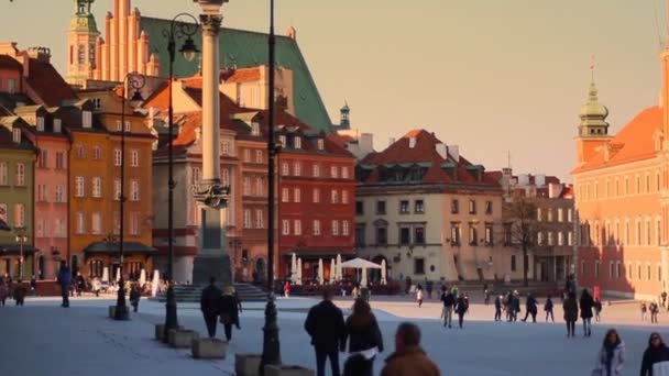 Varşova mimarisinde sıcak günbatımı ışığı. — Stok video